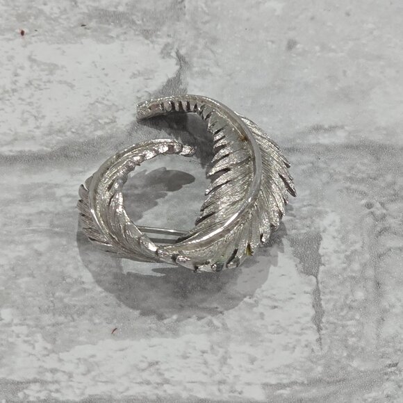 Vintage Hilco Women’s Brooch Pin Silver Tone - Texture Swirl Feather - Picture 4 of 8